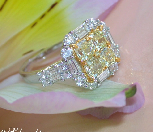 Goldener Diamantring mit gelben und weißen Diamanten auf Blüte Goldener Diamantring mit gelben und weißen Diamanten auf Blüte
