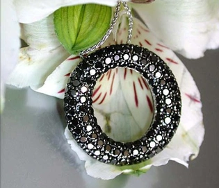 Schwarzer Diamanten Kreis-Anhänger mit 2.880 Karat in Weißgold 585