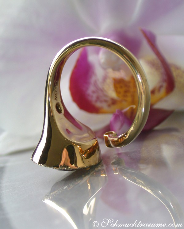 Goldener Citrin-Ring mit Brillanten, Detailaufnahme, elegant, hochglänzend, auf weißem Untergrund mit Orchideenblüte im