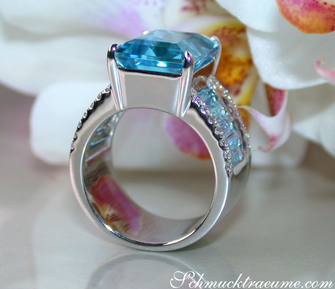 Blautopas-Ring mit Diamanten in Weißgold, detailreich gestaltet