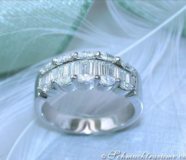 Weißgoldring mit Trapez- und Marquise-Diamanten, detailreich, elegant, auf weißem Tuch. Weißgoldring mit Trapez- und Marquise-Diamanten, detailreich, elegant, auf weißem Tuch.