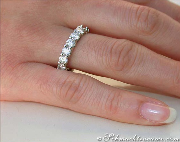 Weißgoldring mit Brillanten, Detailaufnahme auf Handfinger.