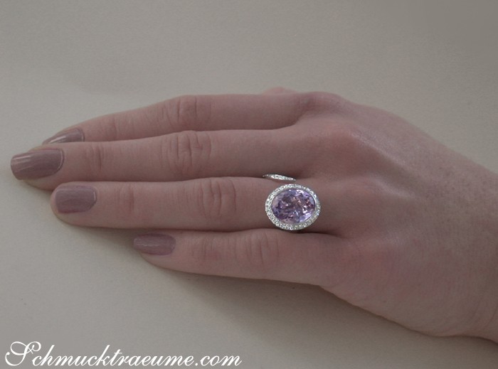 Weißgoldring mit ovalen Amethyst und Brillanten, Detailansicht auf Hand.