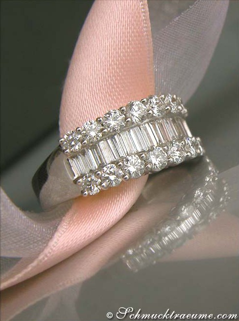 Detaillierter Brillantenring mit Baguette-Diamanten in Platin 950, elegant auf Schleife präsentiert.