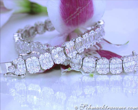 Armband aus Weißgold mit Baguette-Diamanten, Detailaufnahme auf Blumenhintergrund