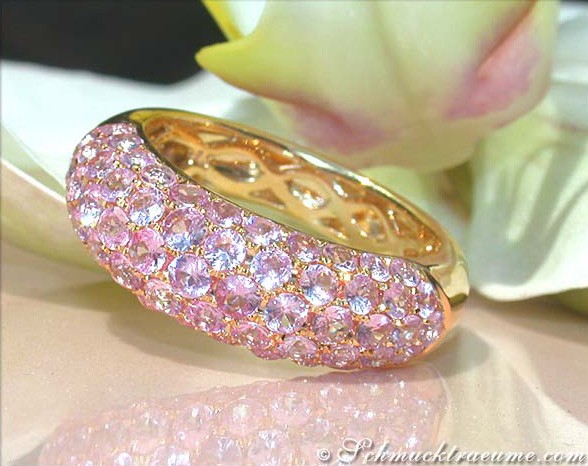 Rosa Saphir Pavéring aus Gelbgold 585, detailreiches Design, elegantes Schmuckstück