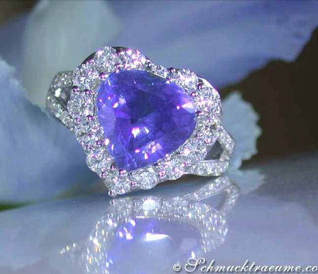 Weißgold-Tansanit-Ring mit 60 Brillanten im Herz-Design, Detailaufnahme Weißgold-Tansanit-Ring mit 60 Brillanten im Herz-Design, Detailaufnahme