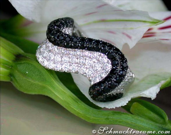 Weißgold 750 Ring mit schwarzen Diamanten im Wellendesign