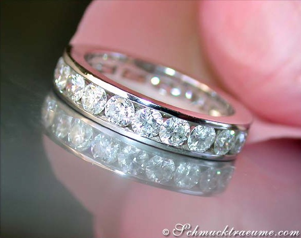 Klassischer Brillanten Memory Ring in Kanalfassung, 2.590 Karat, TW SI, Weißgold 750
