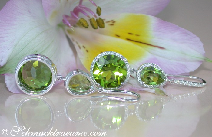 Peridot-Ohrringe in Weißgold, detailreich, auf Blüte getragen
