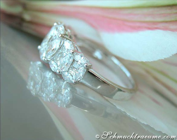 Marquise- und Princess-Diamant-Ring in Weißgold 750, auf Blütenblatt dargestellt