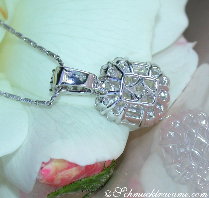 Weiße Diamantanhänger mit Baguette-Schliff auf Rosenblüte getragen