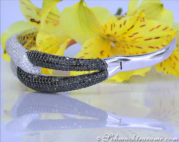 Schwarz-weiß Diamant-Armreif aus Weißgold 750, Detailaufnahme, gelbe Blume im Hintergrund.