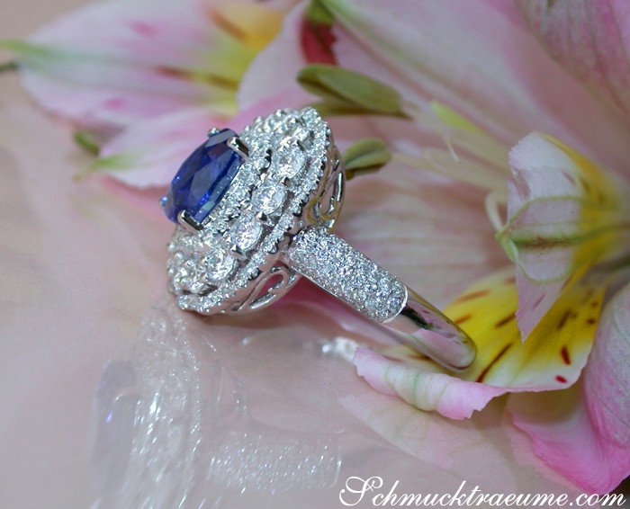 Weißgold 750 Saphir-Ring mit Brillanten auf Blume, Detailaufnahme