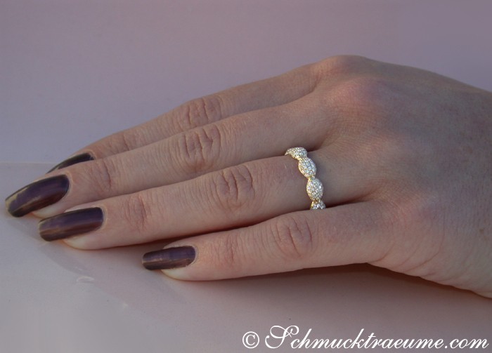 Gelbgoldring mit Brillantpavé-Detail auf Hand, elegantes Design