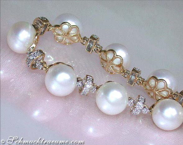 Gelbgold-Armband mit Perlen und Diamanten, Detailansicht, elegante Verbindung von Perlen und Steinchen