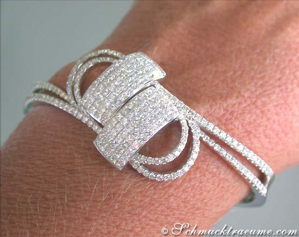 Diamantenarmreif aus Weißgold, detailreich, Prinzessschliff, elegant auf Hand getragen