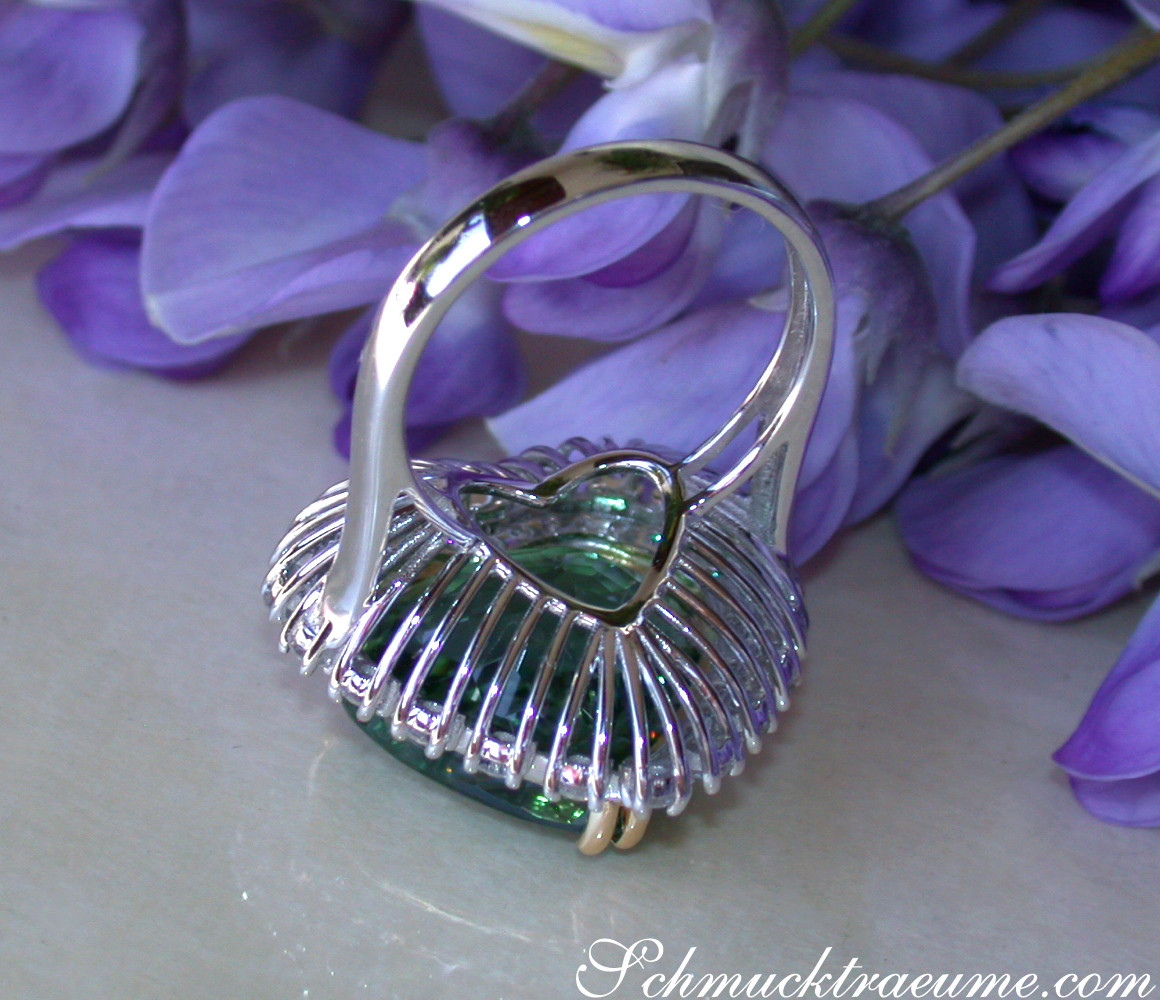 Weißgold Turmalin Herz Ring mit Brillanten auf lila Blütenhintergrund