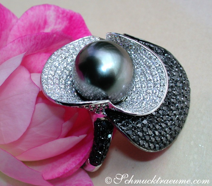 Tahitiperlenring mit schwarzen Diamanten und weißem Paillettenbesatz, detailreich.