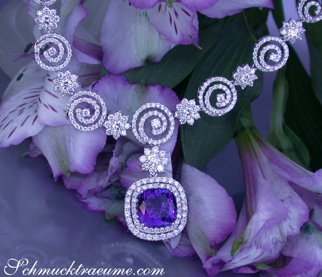 Silbernes Tansanit-Collier mit Swarovski-Steinen auf Blumenhintergrund Silbernes Tansanit-Collier mit Swarovski-Steinen auf Blumenhintergrund