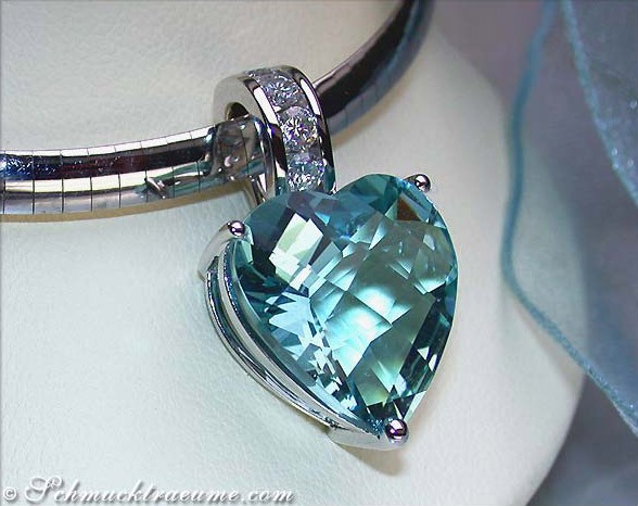 Herzform Aquamarin Anhänger in Weißgold 750, detailreich, blau strahlend