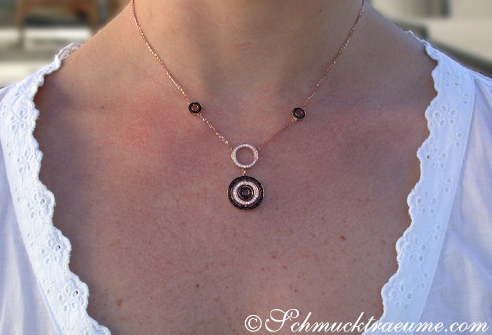 Detailaufnahme einer Halskette aus Roségold mit schwarzen und weißen Diamanten