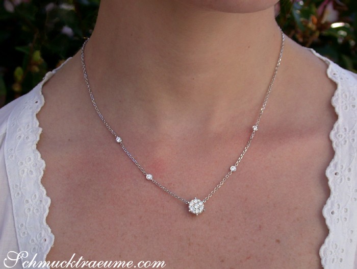 Klassische Diamant-Halskette in Weißgold 750, detailreiches Design, elegant getragen