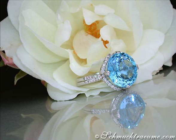Blautopas-Ring in Weißgold mit Brillanten, runder Stein, Blume im Hintergrund