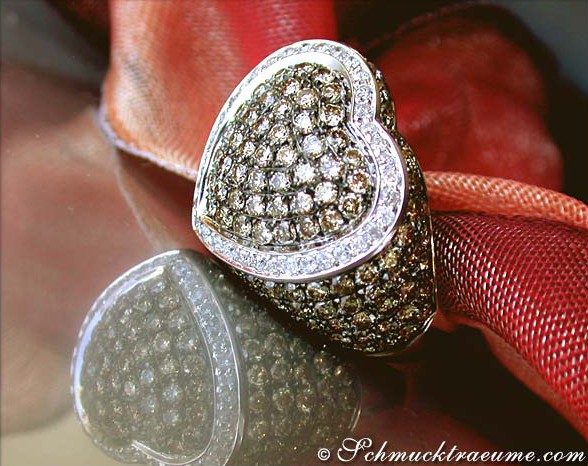 Herzring aus Weißgold 585 mit braunen und weißen Diamanten, Detailansicht.