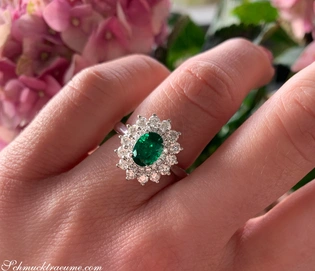Smaragd-Ring "Entourage" mit 1.760 Karat in Weißgold 750