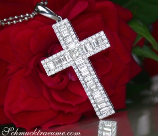 Diamantkreuzanhänger mit Baguette-Diamanten auf Rosenblüte, makellose Verarbeitung