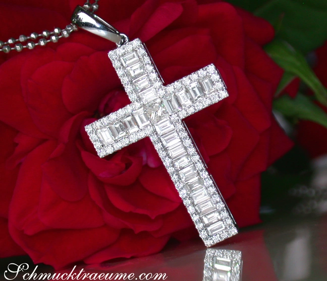 Diamantkreuzanhänger mit Baguette-Diamanten auf Rosenblüte, makellose Verarbeitung Diamantkreuzanhänger mit Baguette-Diamanten auf Rosenblüte, makellose Verarbeitung