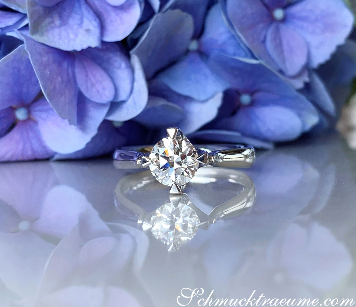 Blauer Hortensienhintergrund, Brillant Solitär-Ring, Weißgold 750, Detailaufnahme, elegant.