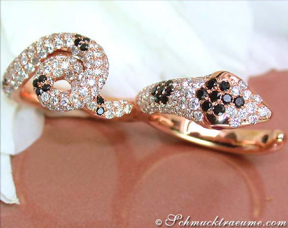 Detail des eleganten Diamantenschlangenrings, roségold, funkelnde Brillanten, sanfte Handhaltung