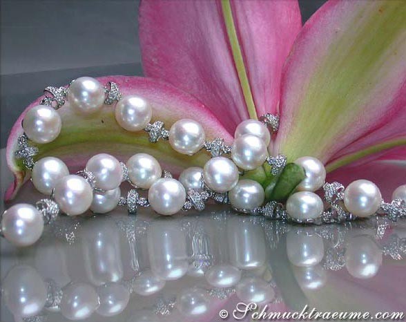 Perlenkette mit Diamant-Verzierungen auf Blume liegend