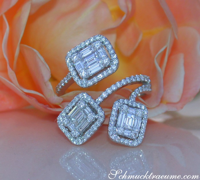 Detailaufnahme des Baguette-Diamant-Rings in Weißgold, umgeben von Zirkonias auf rosafarbenem Hintergrund.