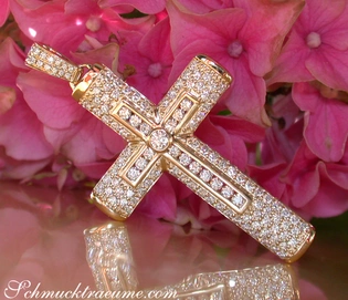 Goldener Kreuzanhänger mit Diamanten auf Blumenhintergrund