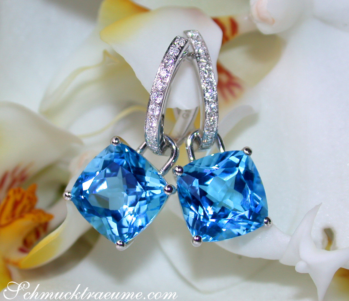 Blautopas-Kissen-Ohrringe mit Diamanten, Detailaufnahme, elegant, weißgold, blau, glänzend.