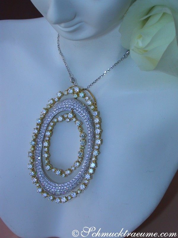 Klassischer Brillanten-Anhänger mit gelben Diamanten auf Halsbügel