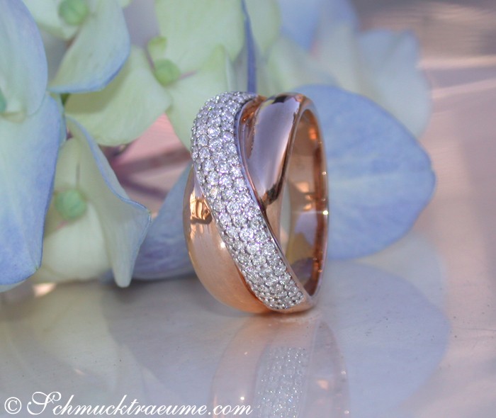 Rosenring mit Diamanten, Detailaufnahme auf Blüte