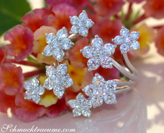 Blumenformiger Brillantenring im Weißgold 750