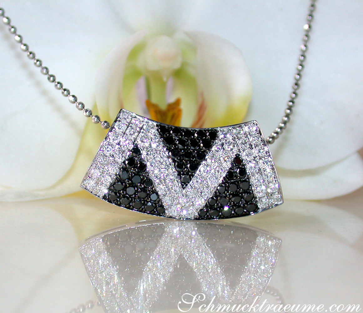 Klassischer Anhänger mit Zick-Zack-Diamantmuster, schwarz-weiß, an Halskette getragen