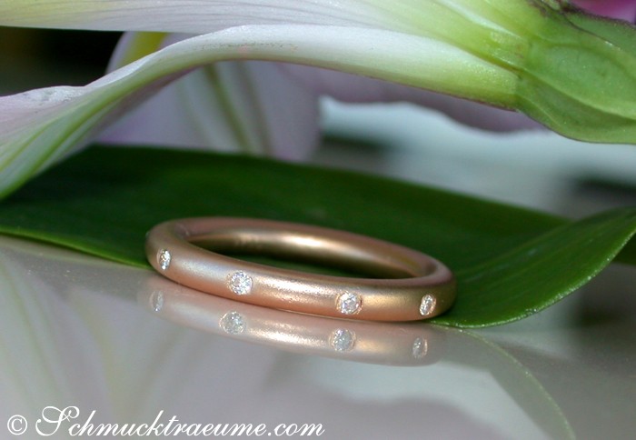 Roségold-Ring mit Diamanten auf Blüte, Detailansicht