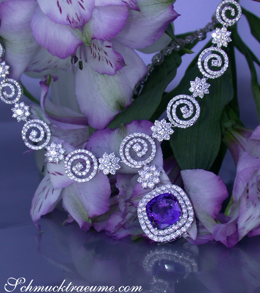 Detailansicht von Tansanit-Collier mit Brillanten, Spiralen und Blüten im Hintergrund