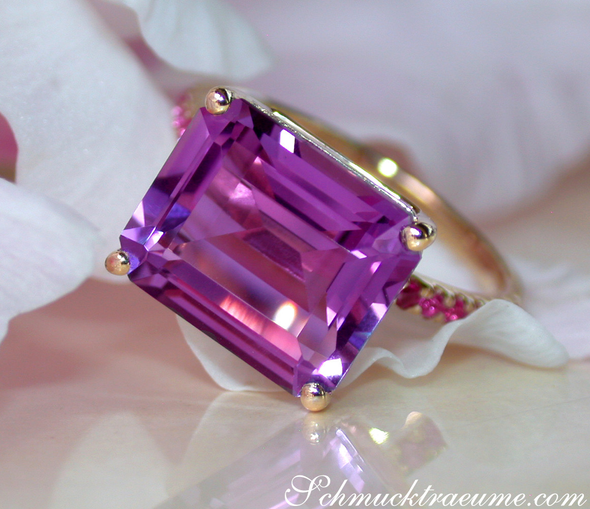 Detailaufnahme des Amethyst-Rubinen-Rings mit Gelbgold 585