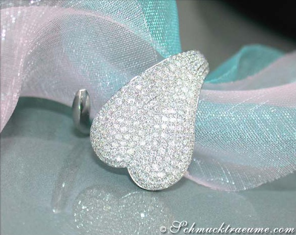 Herzform-Brillant-Ring mit 0.850 Karat TW VS in Weißgold 750, Detailaufnahme auf türkisfarbenem Organza