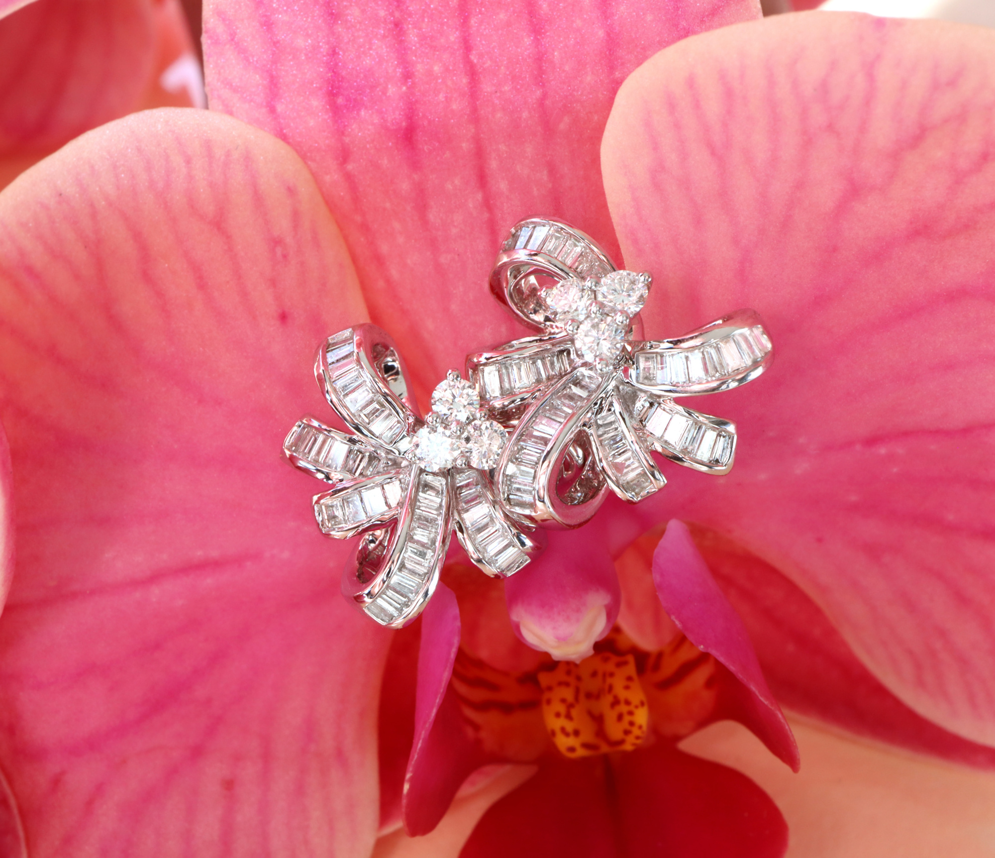 Schmuck auf Orchideenblüte: Diamanten-Schleife in Weißgold mit Baguette-Diamanten