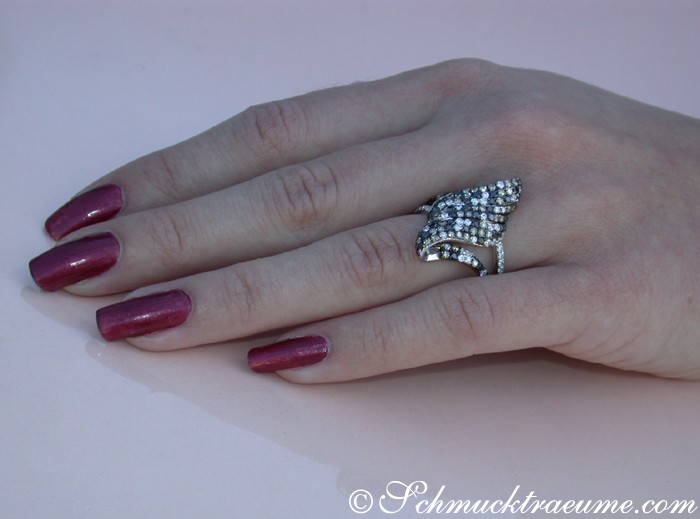 Weißgold-Ring mit schwarzen, braunen und weißen Diamanten, Detailaufnahme, eleganter Fingeransicht