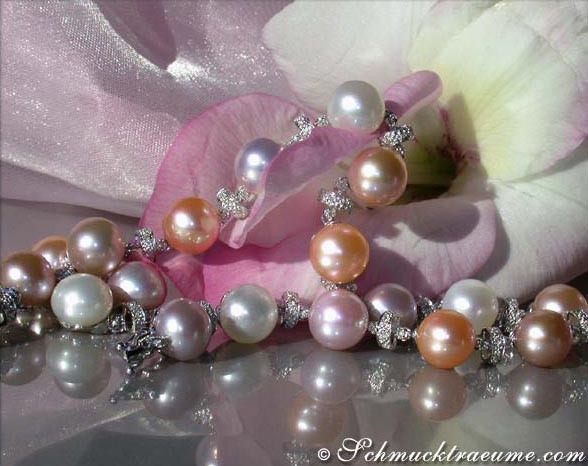 Multicolor Süßwasserperlen-Collier mit Weißgold 585, umgeben von Rosenblättern